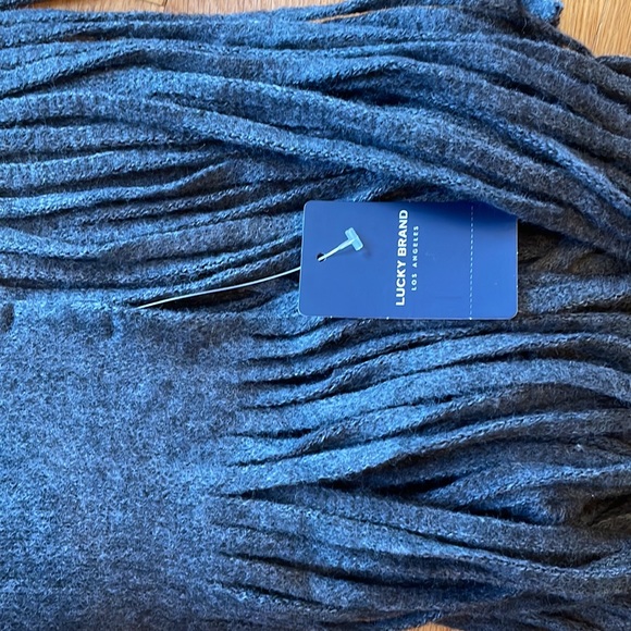 Lucky brand grey scarf, NWT - Picture 6 of 7
